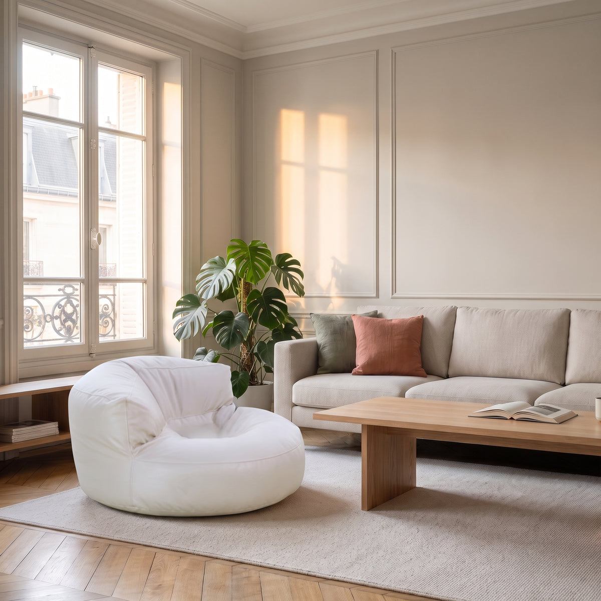 Pouf fauteuil blanc en cuir synthétique près d'une fenêtre