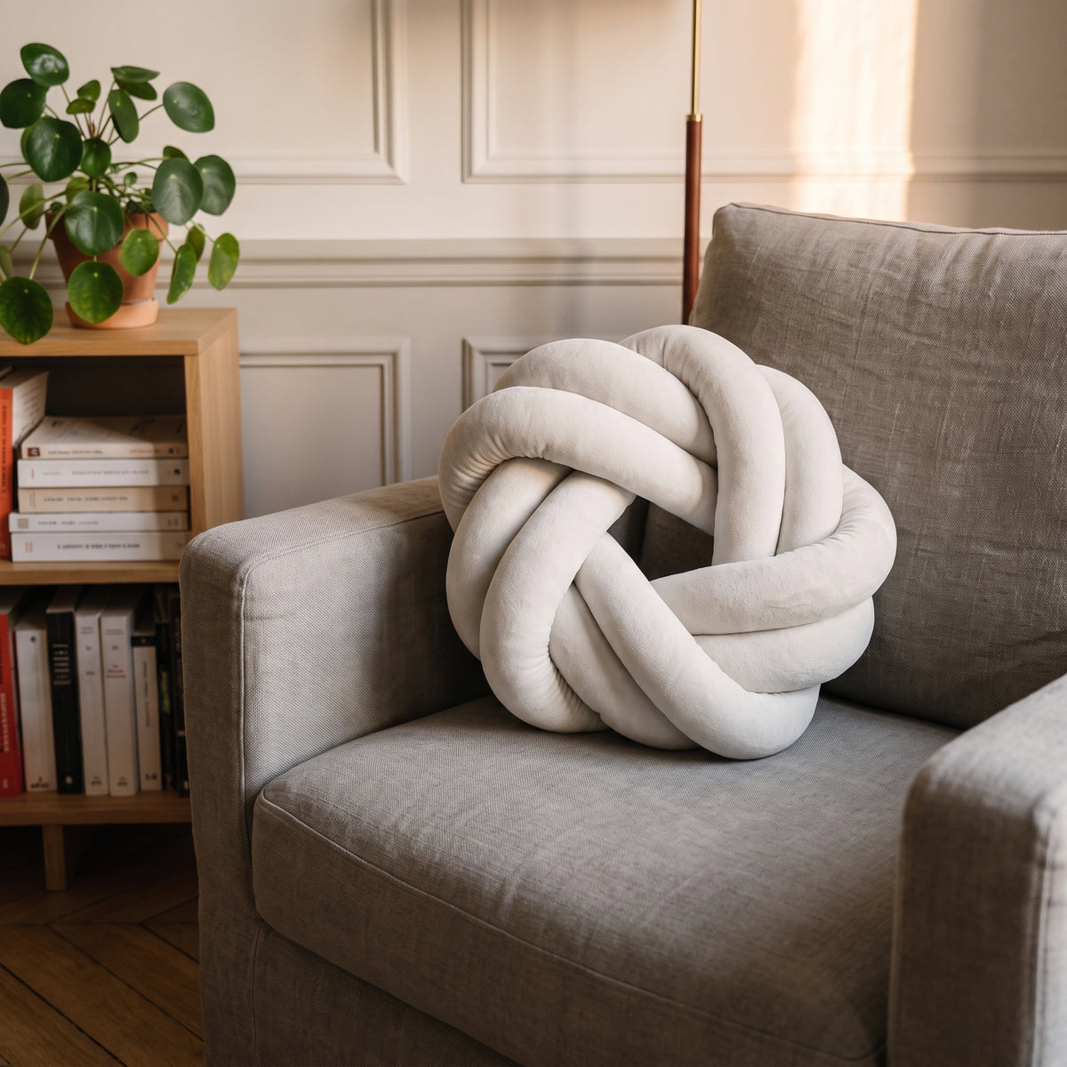Détail de la tresse et de la surface du coussin donut blanc
