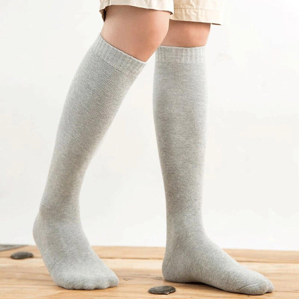 Chaussettes hautes homme coloris gris portées sous le genou