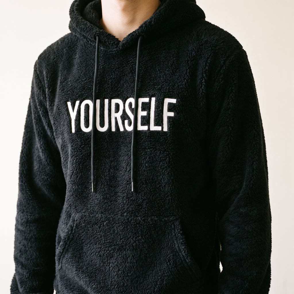 Détail du sweat à capuche peluche YOURSELF noir