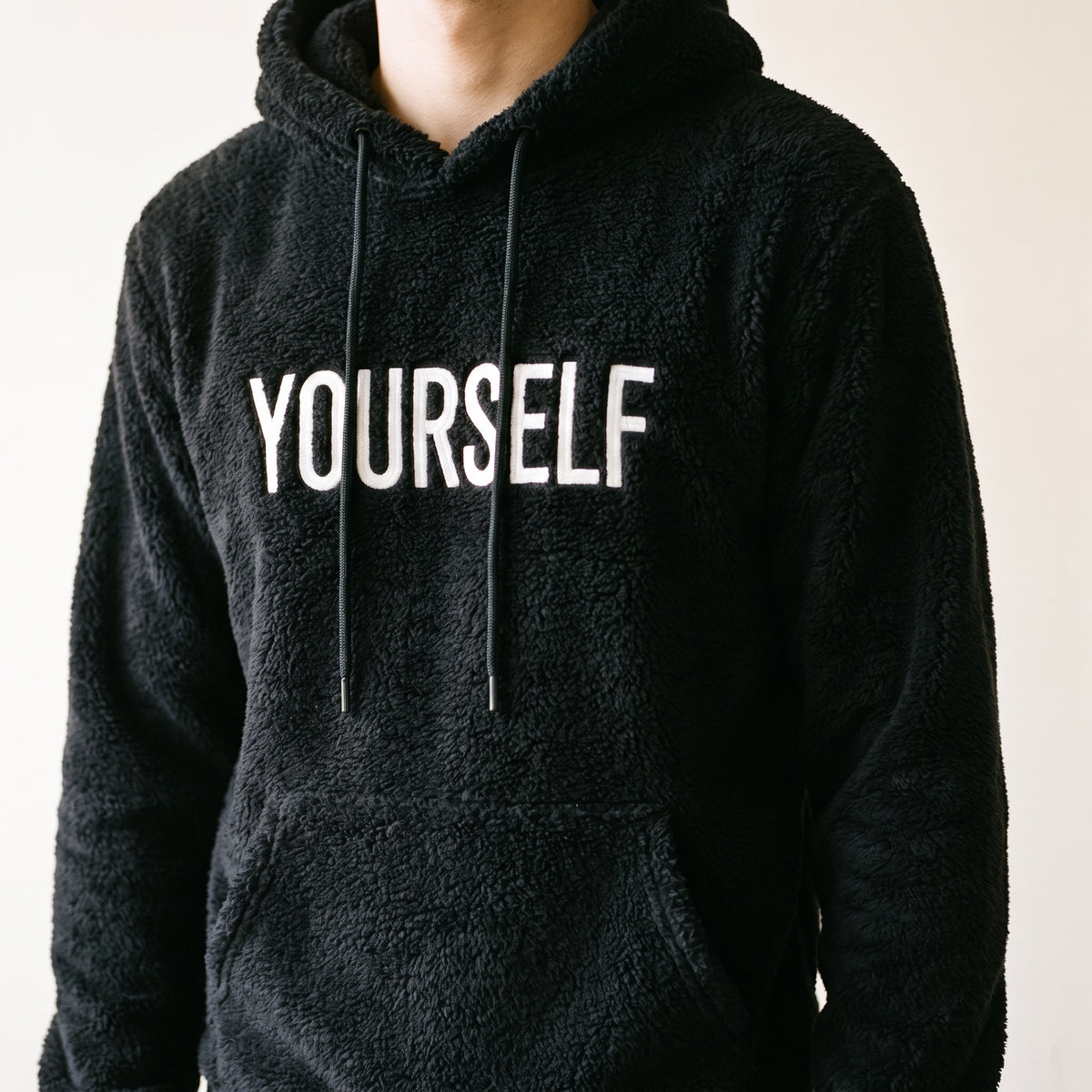 Détail du sweat à capuche peluche YOURSELF noir