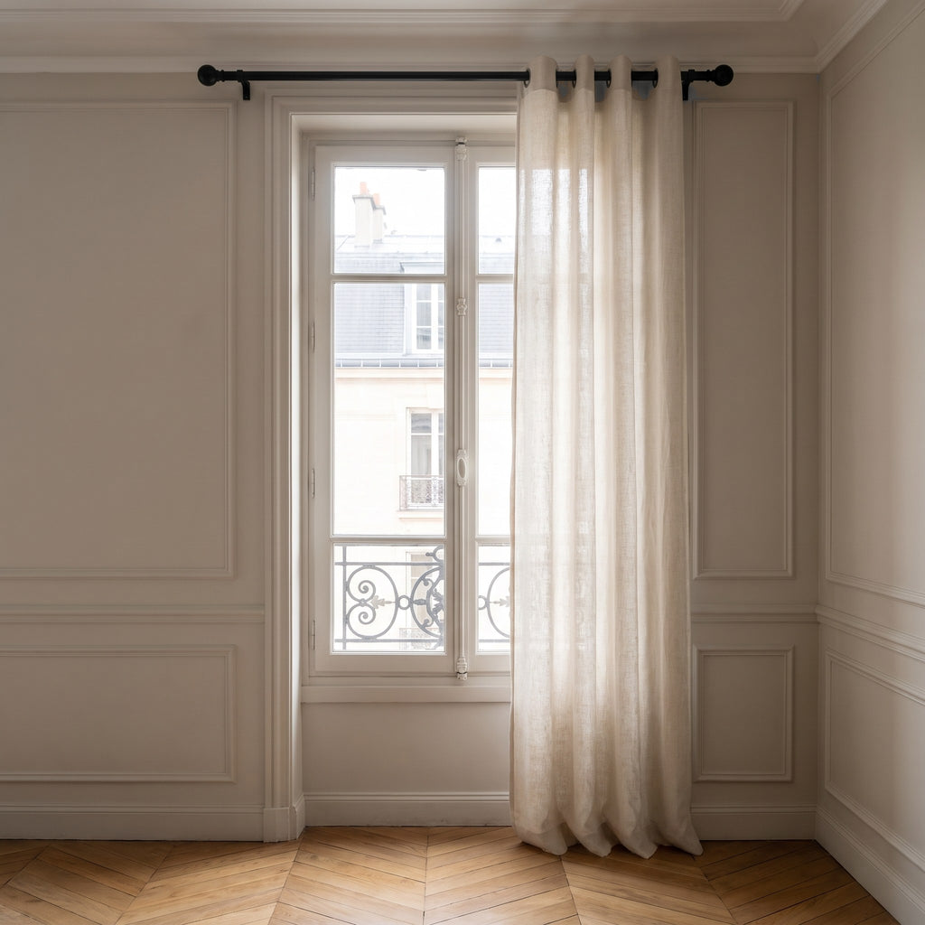 Tringle à rideau extensible noire réglée sur une fenêtre étroite de salon