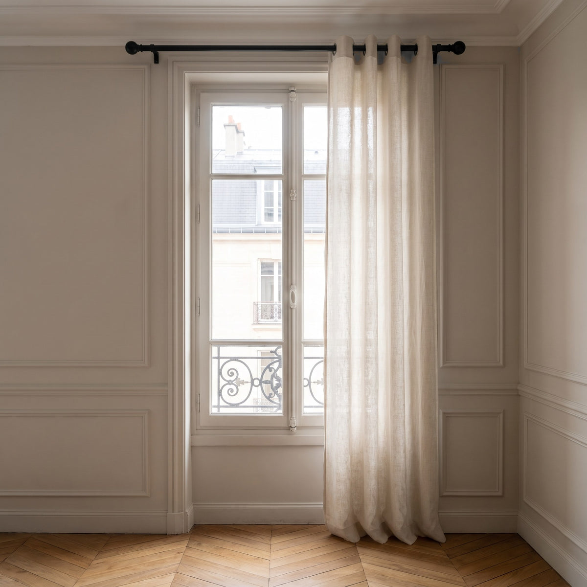 Tringle à rideau extensible noire réglée sur une fenêtre étroite de salon