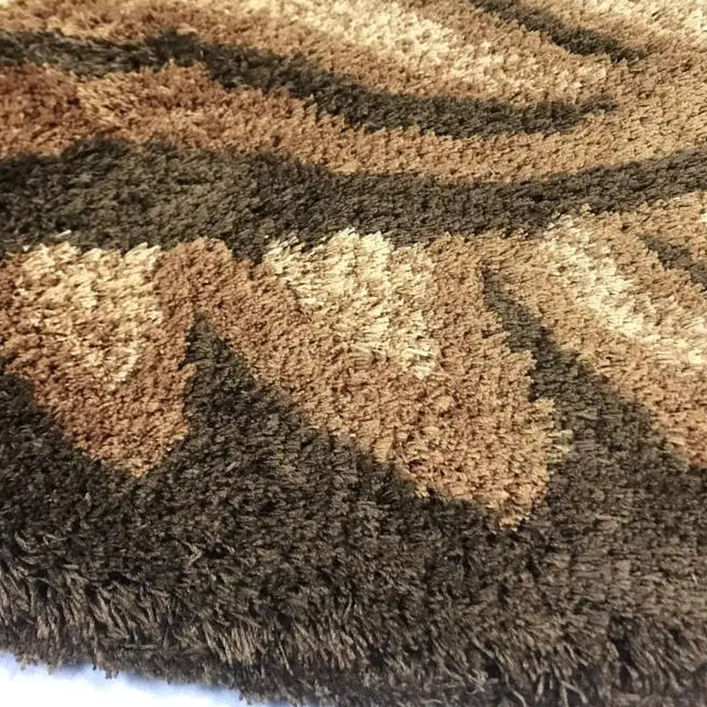 Détail des fibres et du motif du tapis chat marron