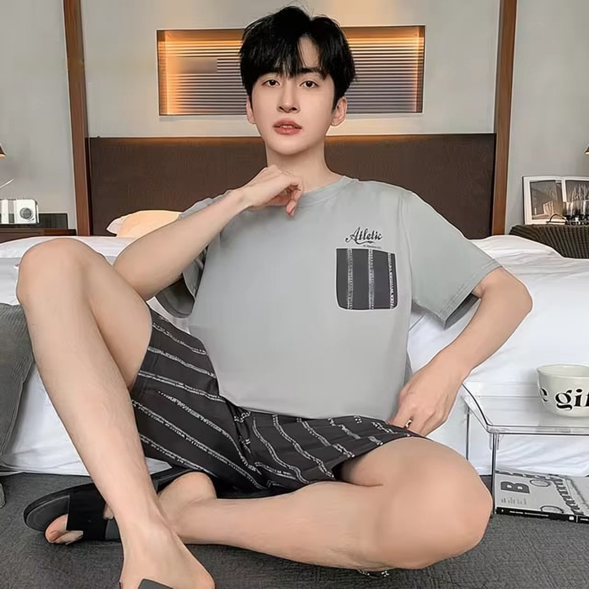 Pyjama d'été homme aux détails contrastés, modèle Gris à poche graphique