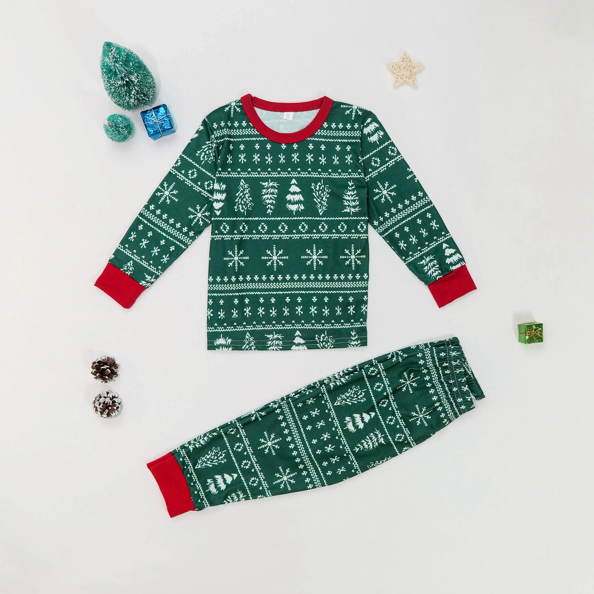 Ensemble enfant du pyjama de Noël vert à motif hivernal, à plat