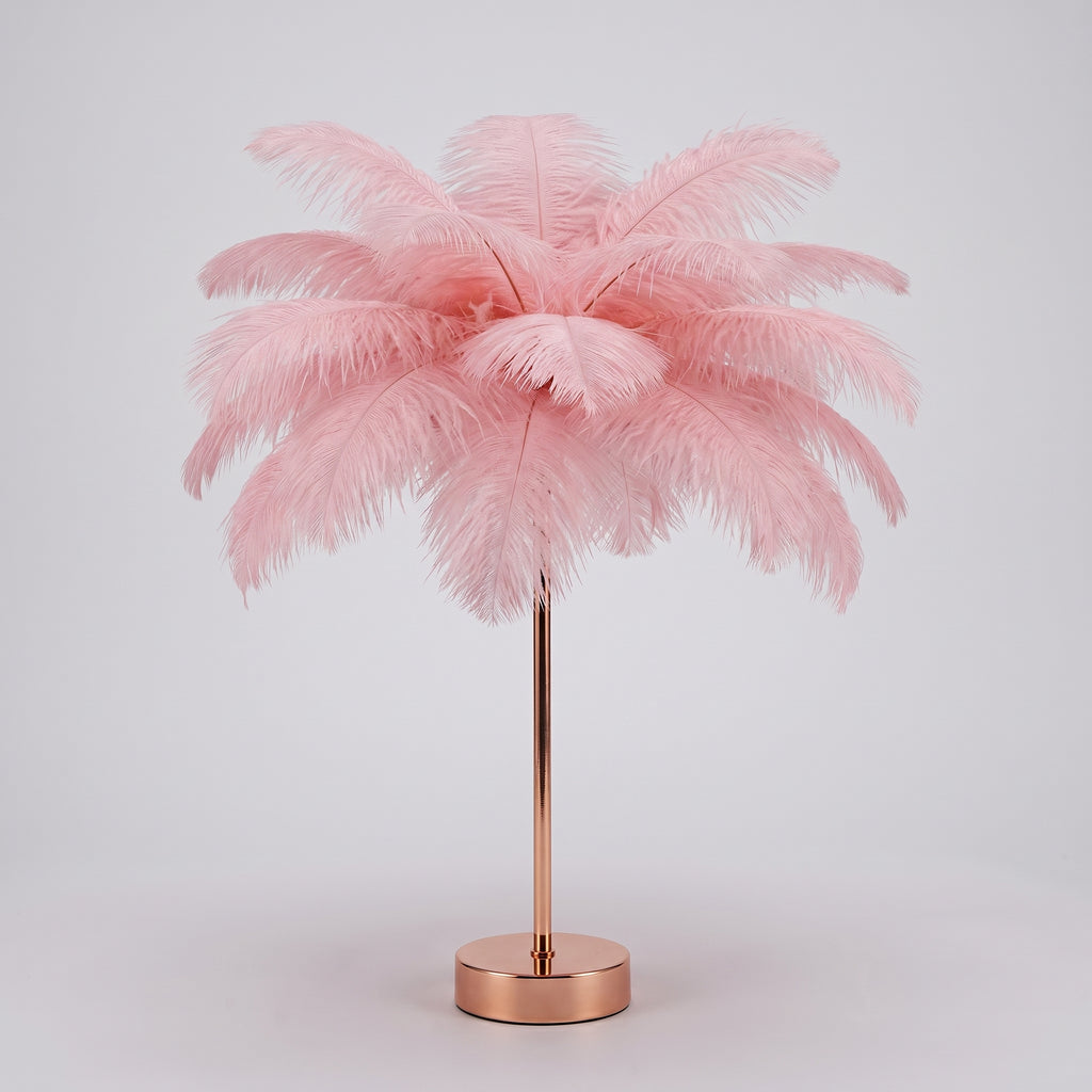 Lampe à plumes roses entière, socle doré rose, sur fond gris clair
