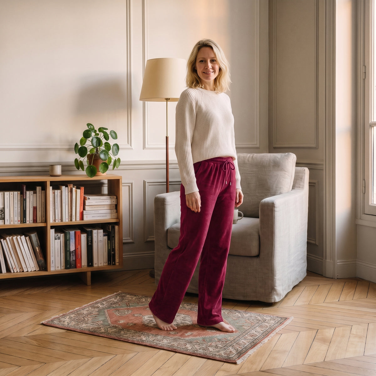 Jogging femme grande taille bordeaux porté dans un intérieur chaleureux