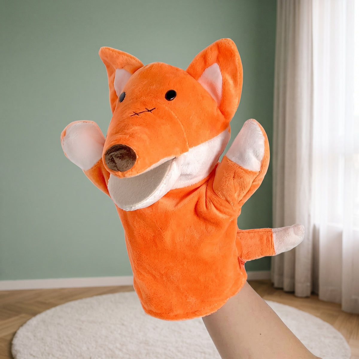 Marionnette à main renard animée dans une chambre d’enfant