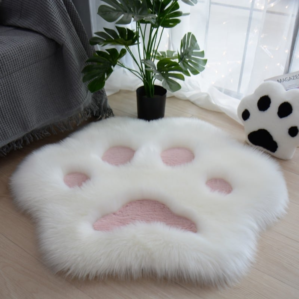 Tapis patte de chat coussinets roses dans un salon