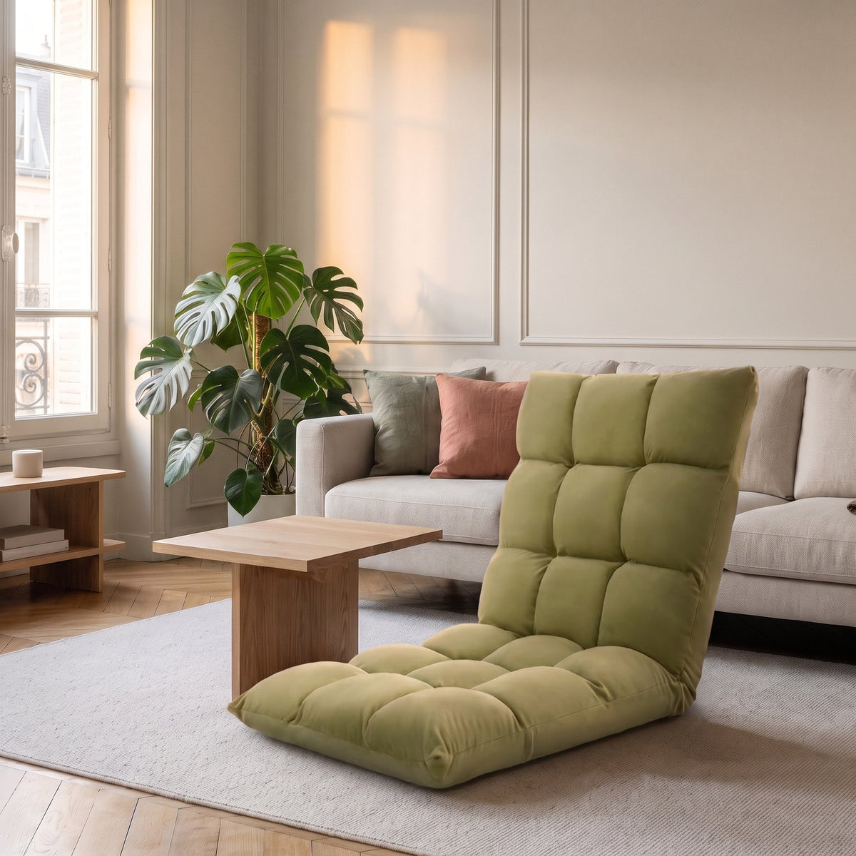 Fauteuil de sol vert devant une table basse en bois