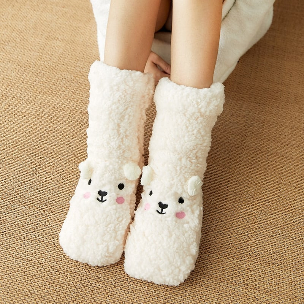 Chaussettes ourson blanches portées, texture bouclée et motif brodé