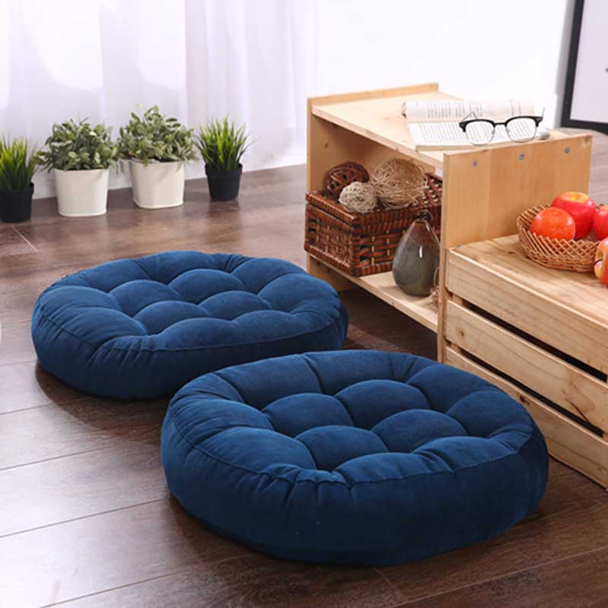 Coussin de sol rond bleu marine, deux exemplaires posés sur un parquet