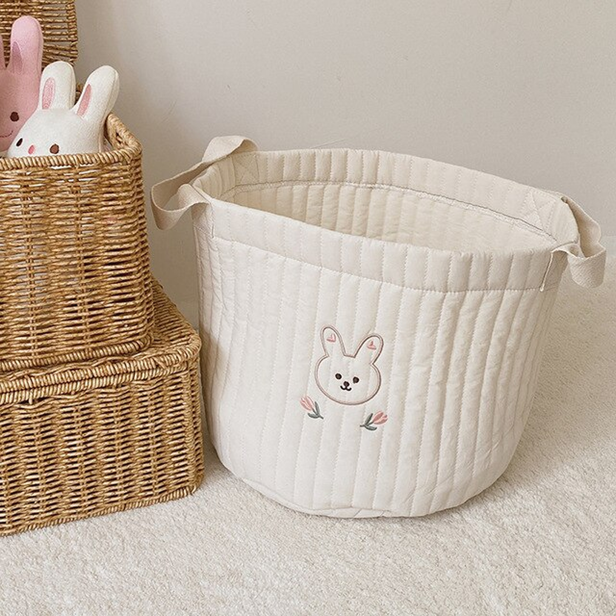 Panière à couches en coton brodé, format M, motif tête de lapin et fleurs, vue produit