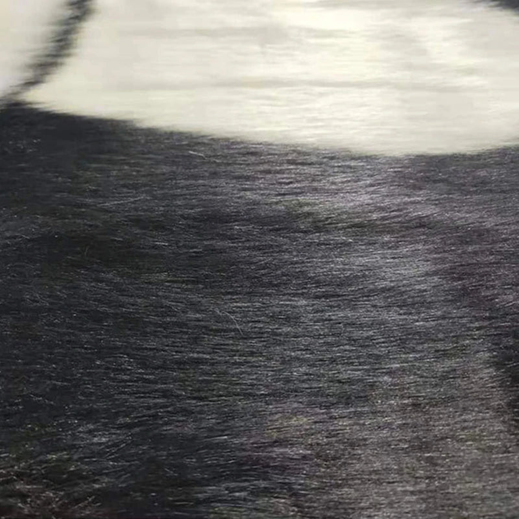 Détail des fibres noires, blanches et grises du tapis panda