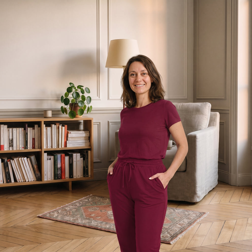 Jogging léger femme bordeaux porté dans un coin lecture