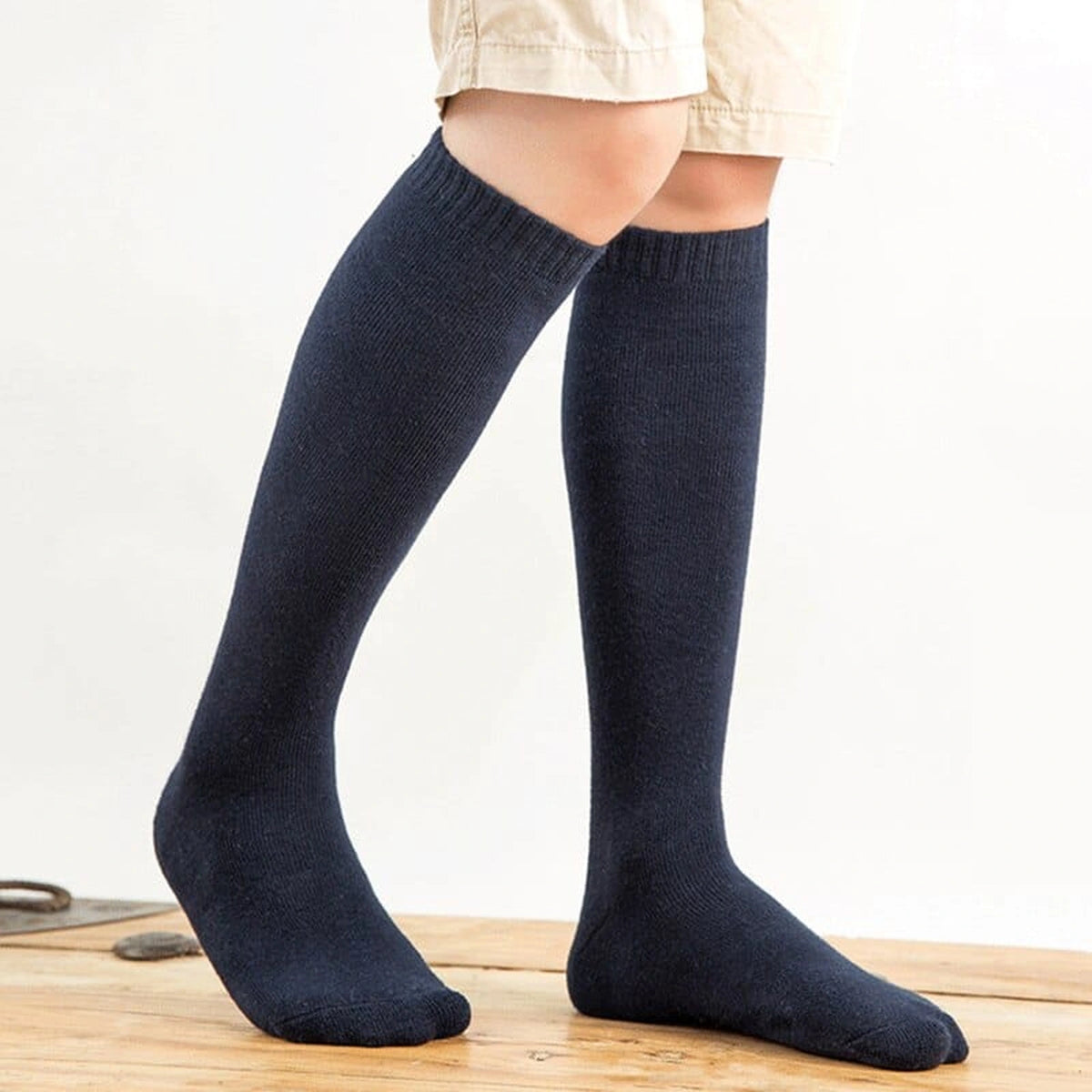 Chaussettes hautes homme coloris bleu marine portées sous le genou