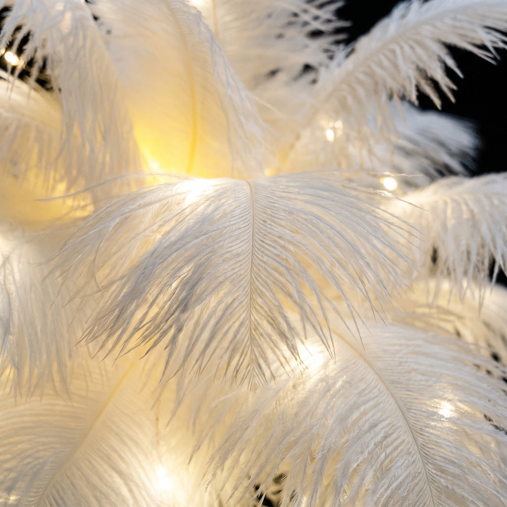 Détail des plumes blanches allumées par les diodes de la lampe