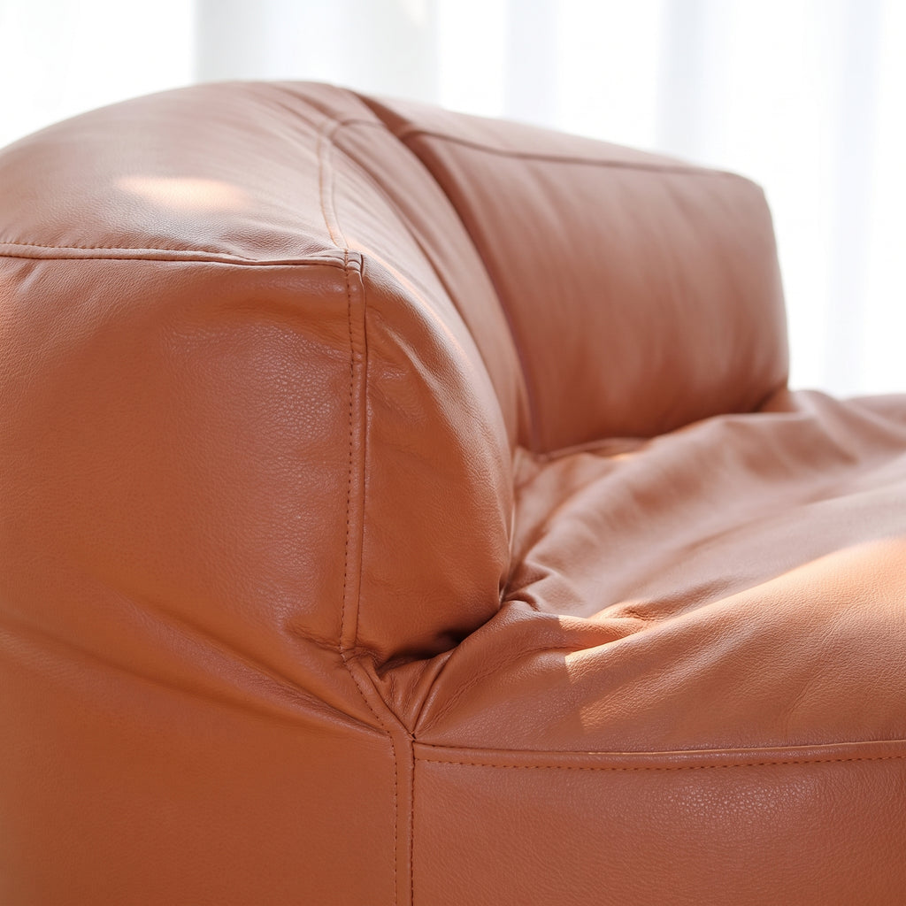 Détail de la couture entre le dossier bas et l'assise du pouf