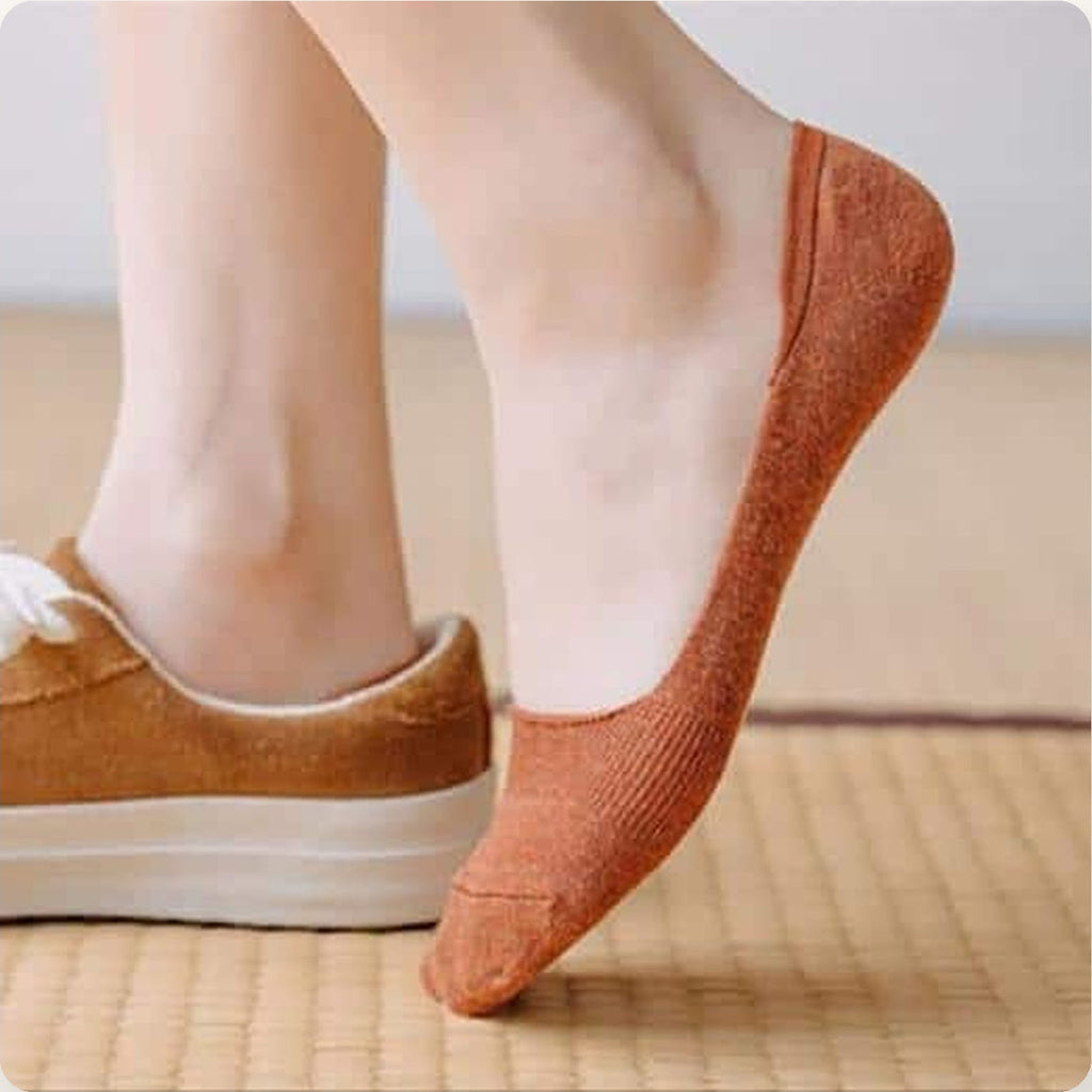 Chaussettes invisibles brique portées avec des chaussures basses
