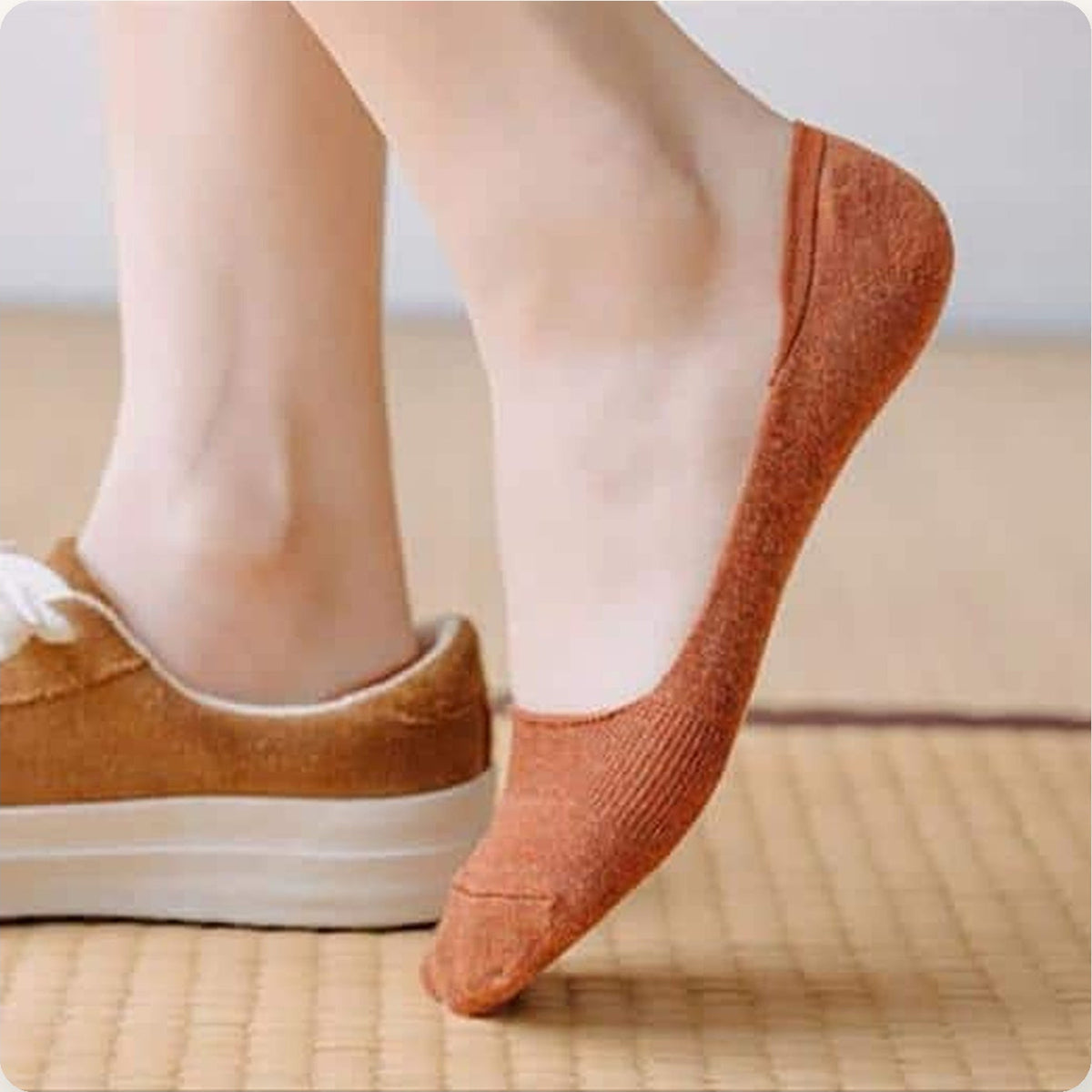 Chaussettes invisibles brique portées avec des chaussures basses