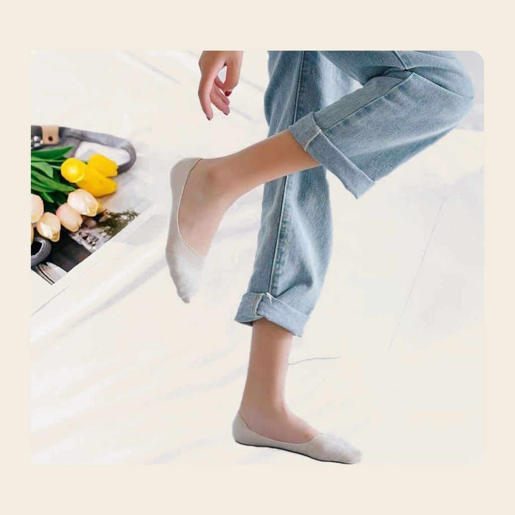 Chaussettes invisibles claires portées avec un jean