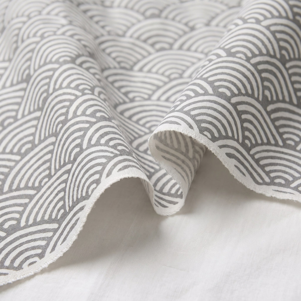 Détail du coton imprimé de vagues du pyjama kimono gris