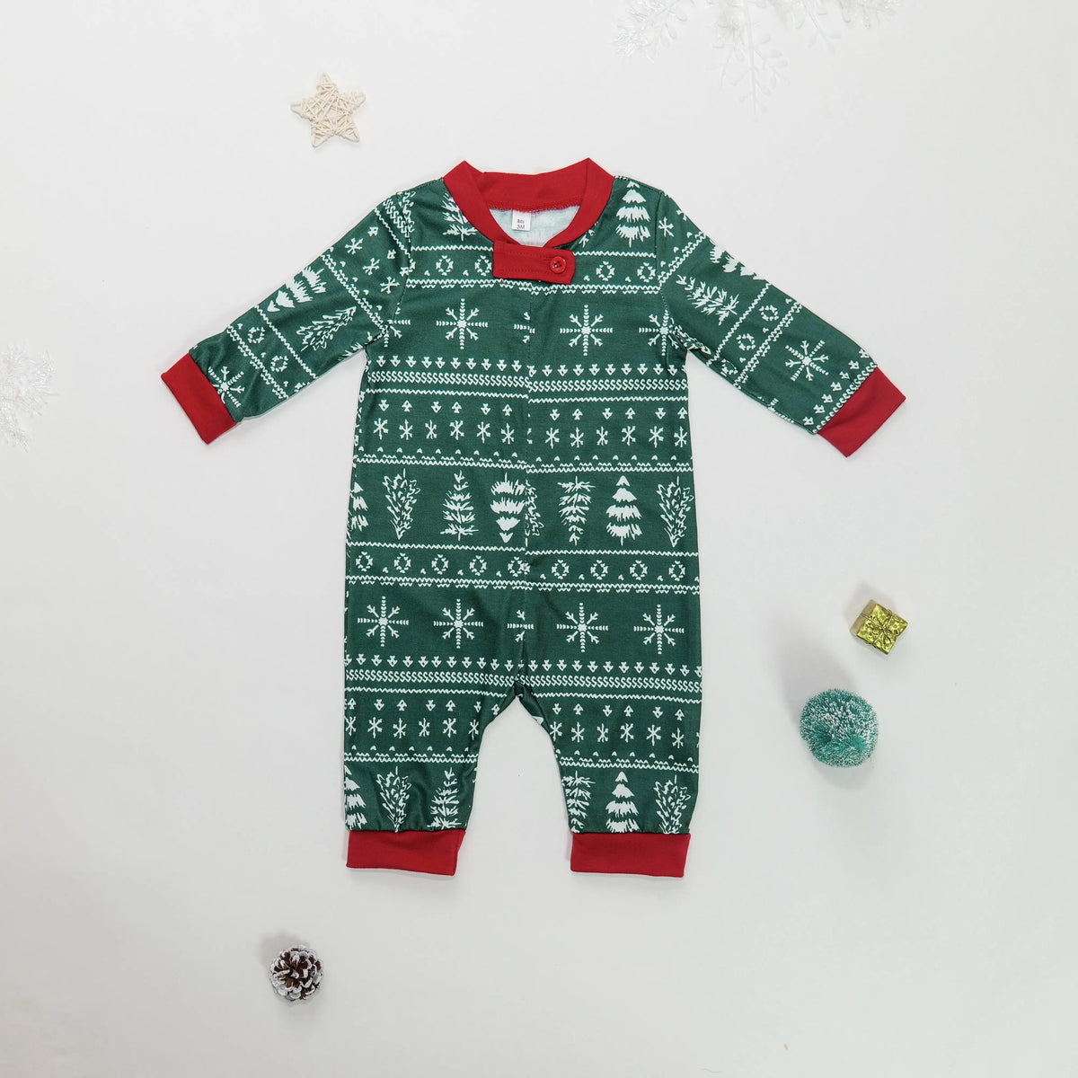 Combinaison bébé du pyjama de Noël vert à motif hivernal, à plat
