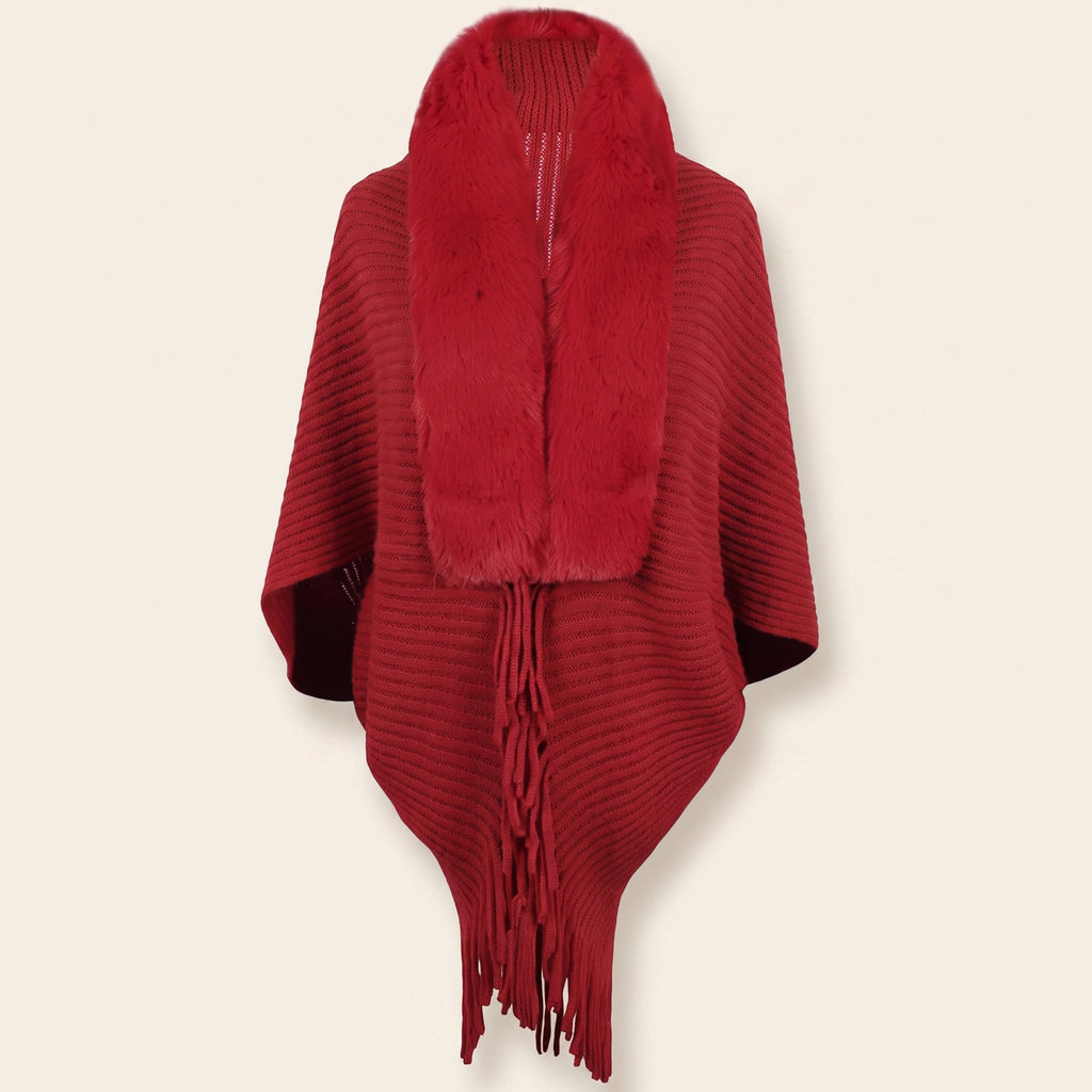 Poncho rouge en maille côtelée vu de face sur mannequin invisible