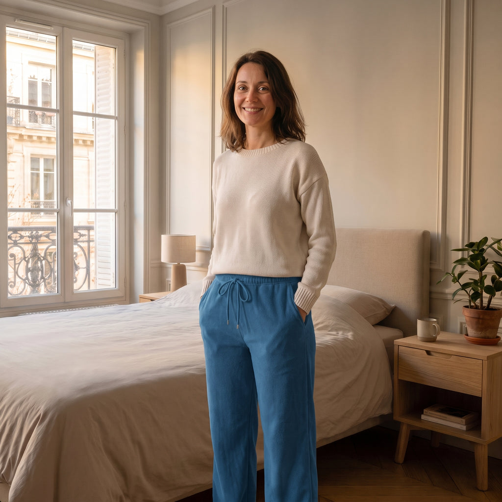 Jogging femme grande taille bleu porté dans un salon