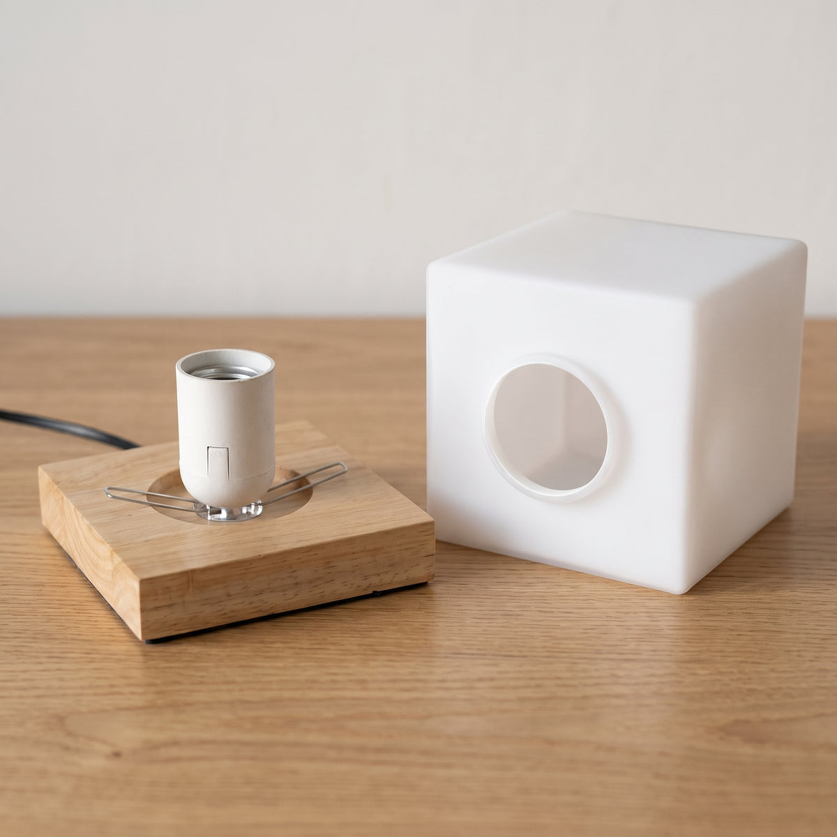 Socle en bois et abat-jour cube séparés, avant montage