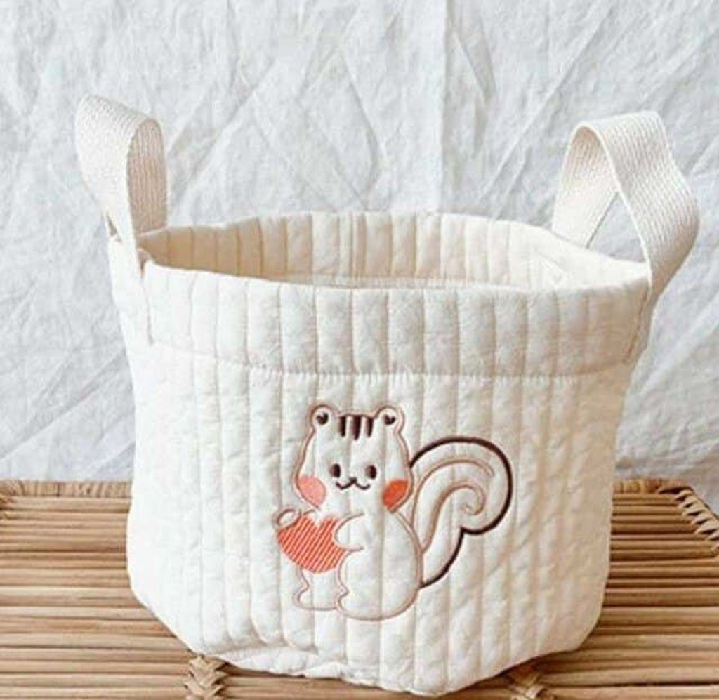 Panière à couches en coton brodé, format S, motif écureuil contours, vue produit