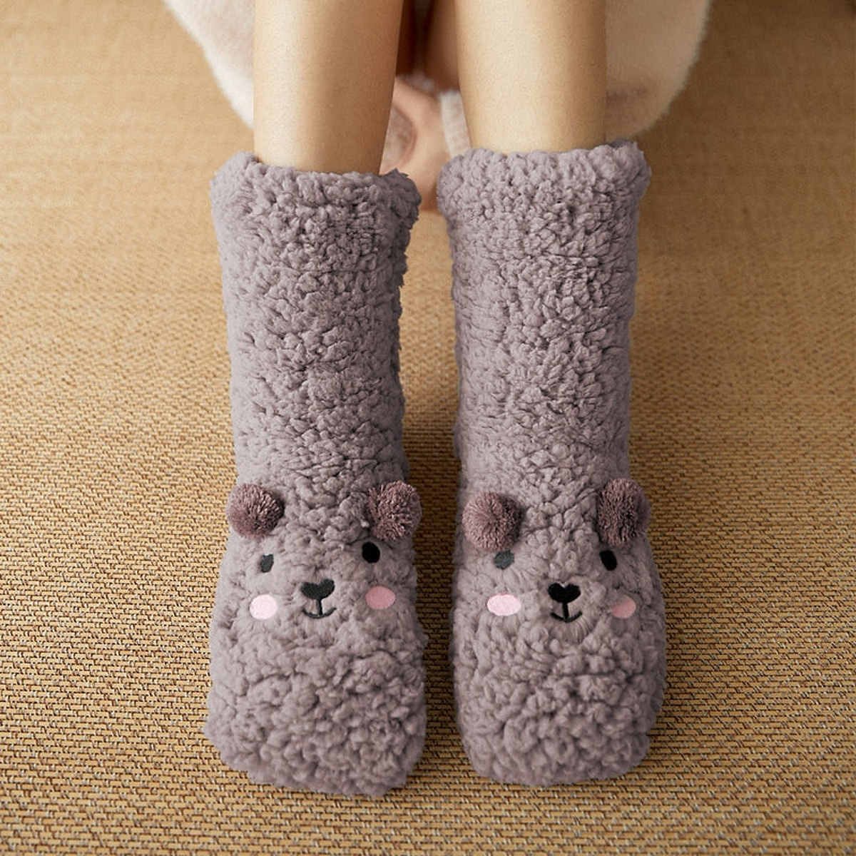 Chaussettes ourson grises portées, tige montant à mi-mollet