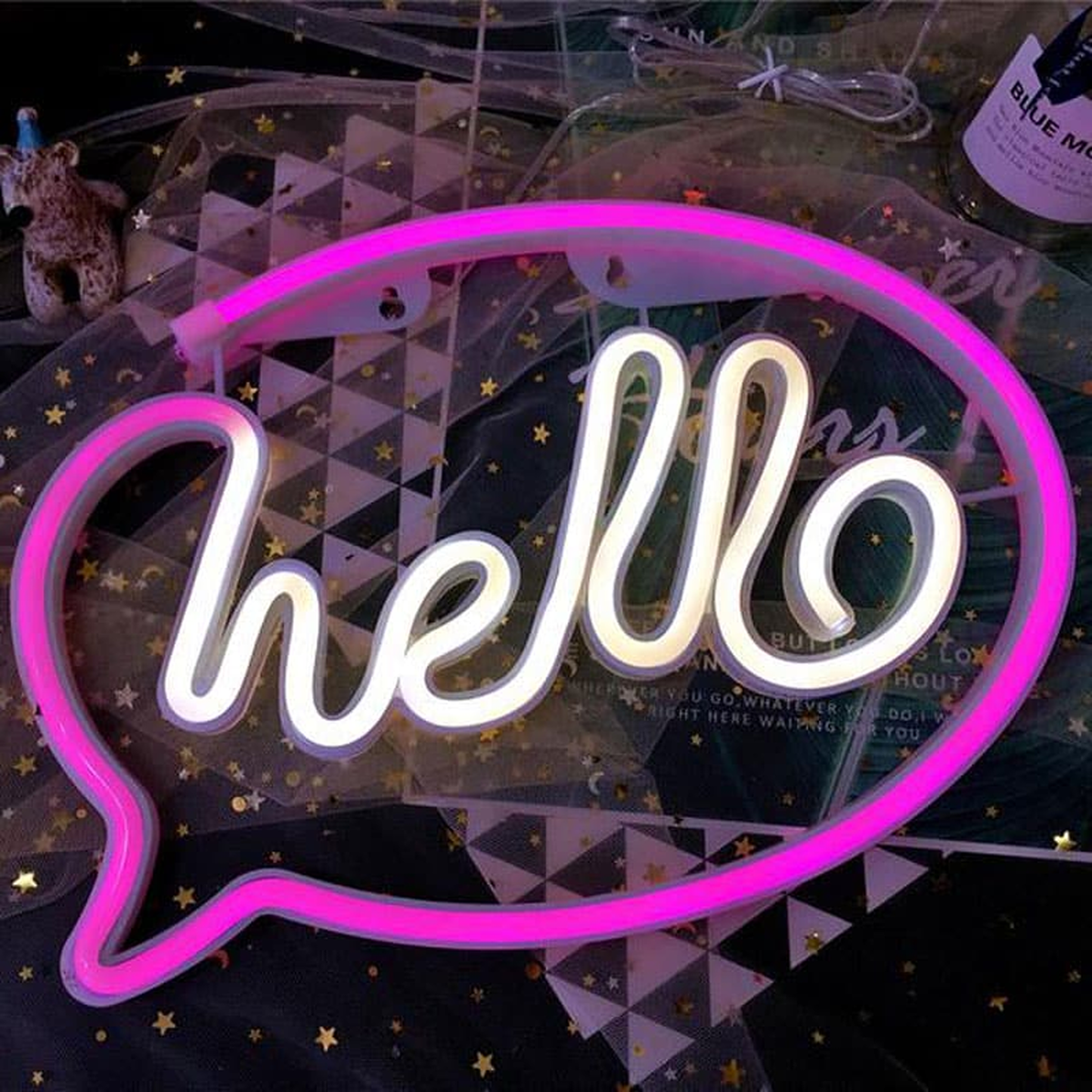 Enseigne lumineuse hello rose allumée