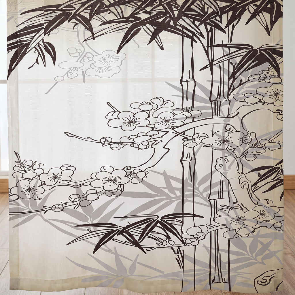 Détail des bambous et des fleurs de prunier à contre-jour sur le rideau japonais