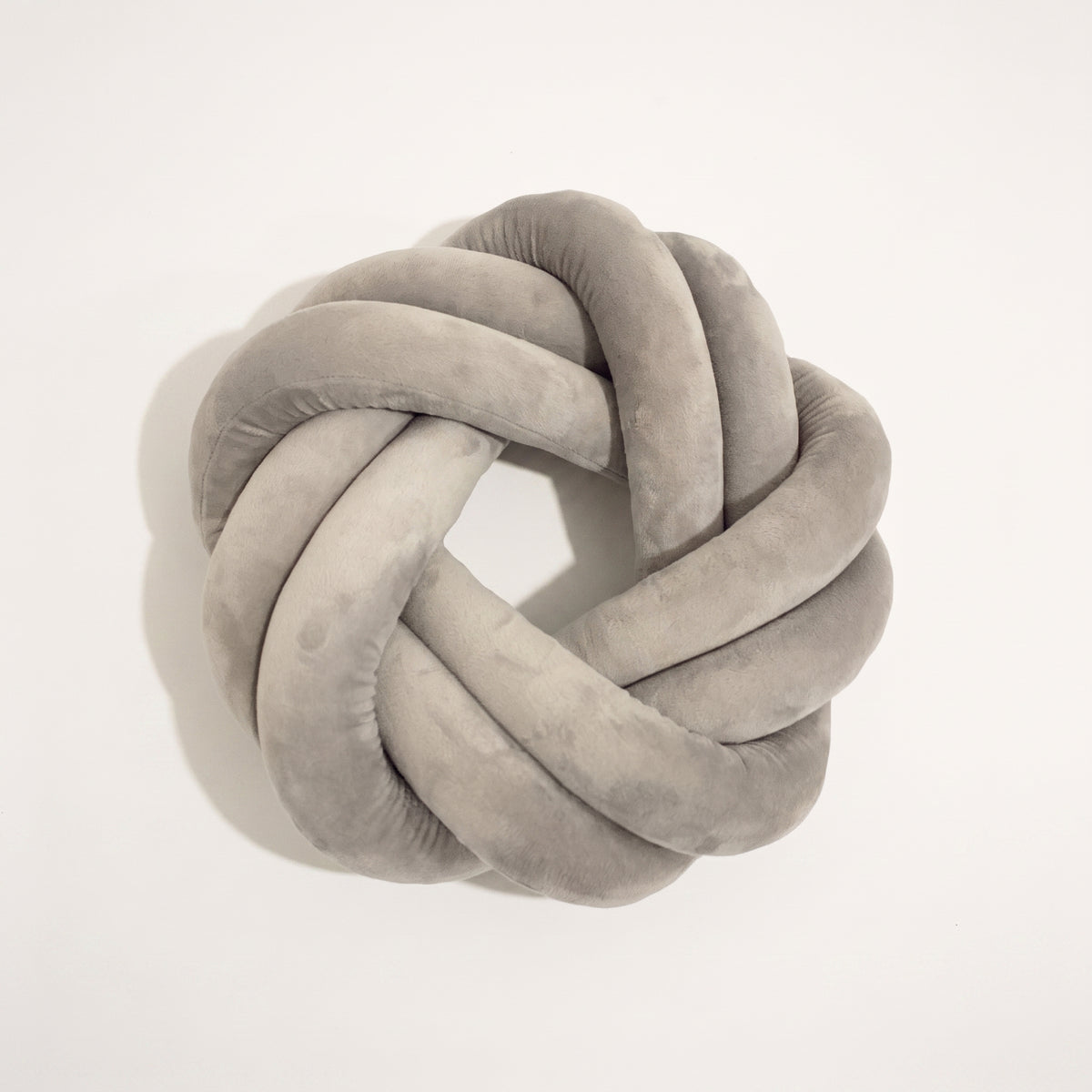 Packshot du coussin tressé donut gris présenté seul sur fond clair