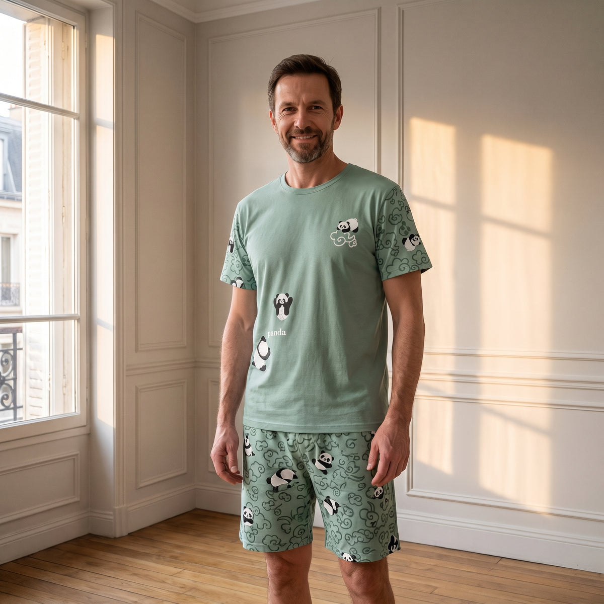 Pyjashort homme vert menthe à pandas porté dans le salon