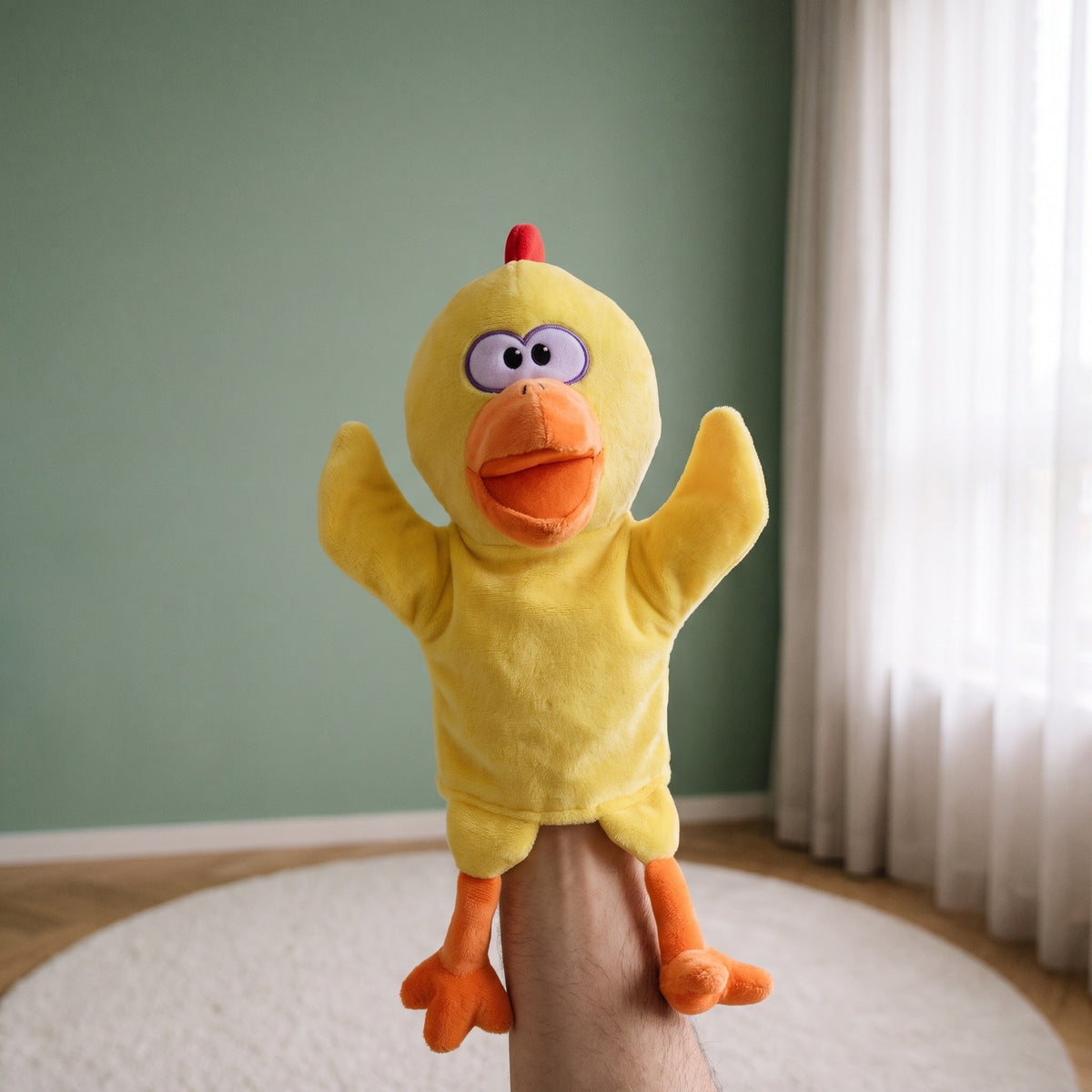 Marionnette à main poussin animée dans une chambre d’enfant