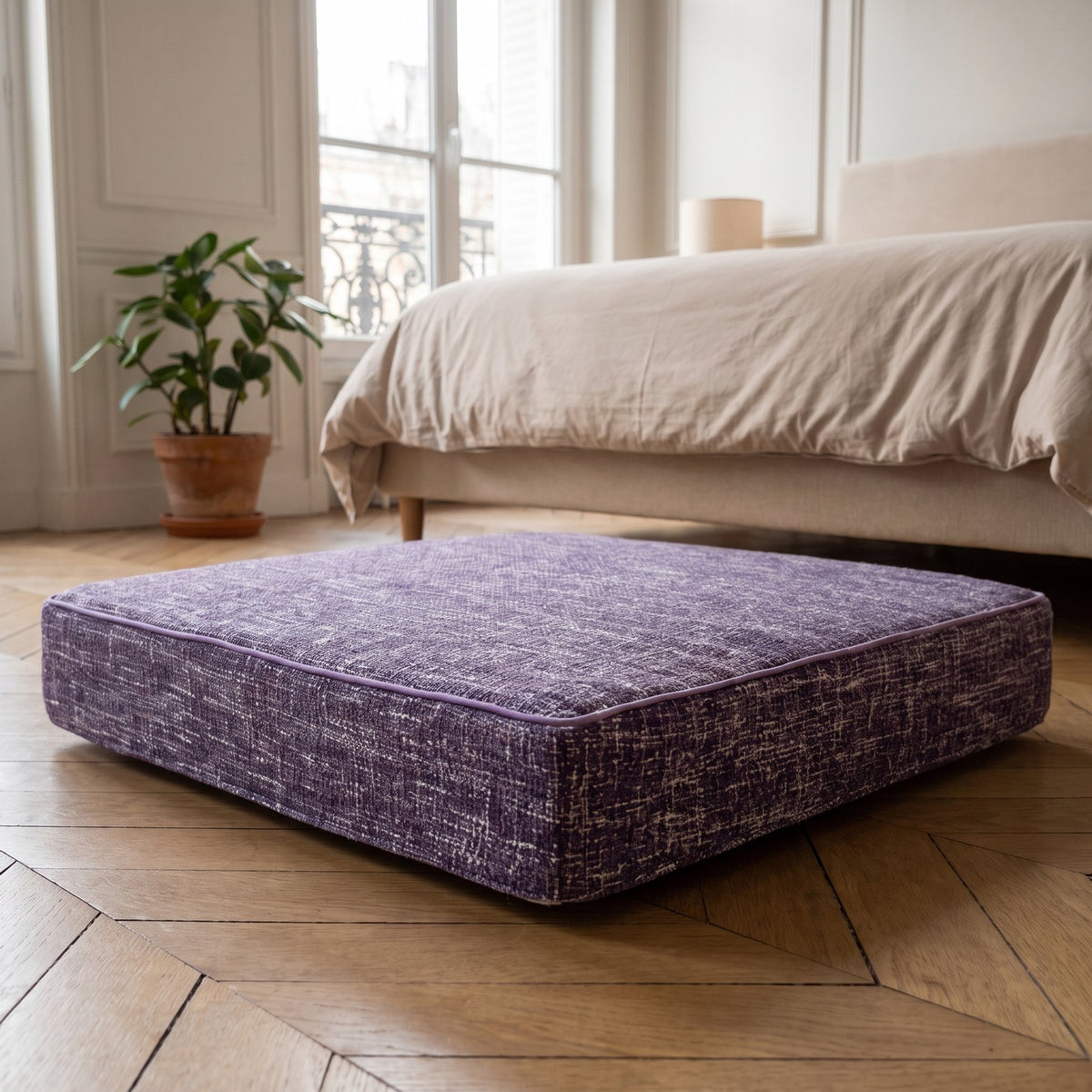 Coussin de sol violet posé sur le parquet d'une chambre