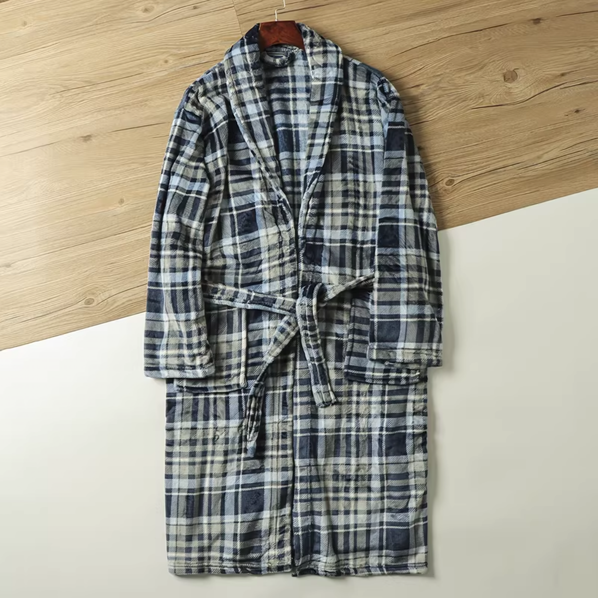 Robe de chambre homme bleue et grise à carreaux présentée à plat
