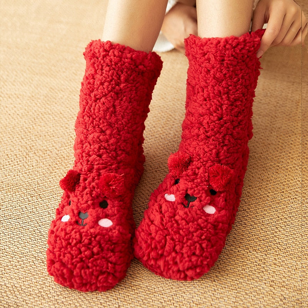 Chaussettes ourson rouges portées, texture bouclée vue de face