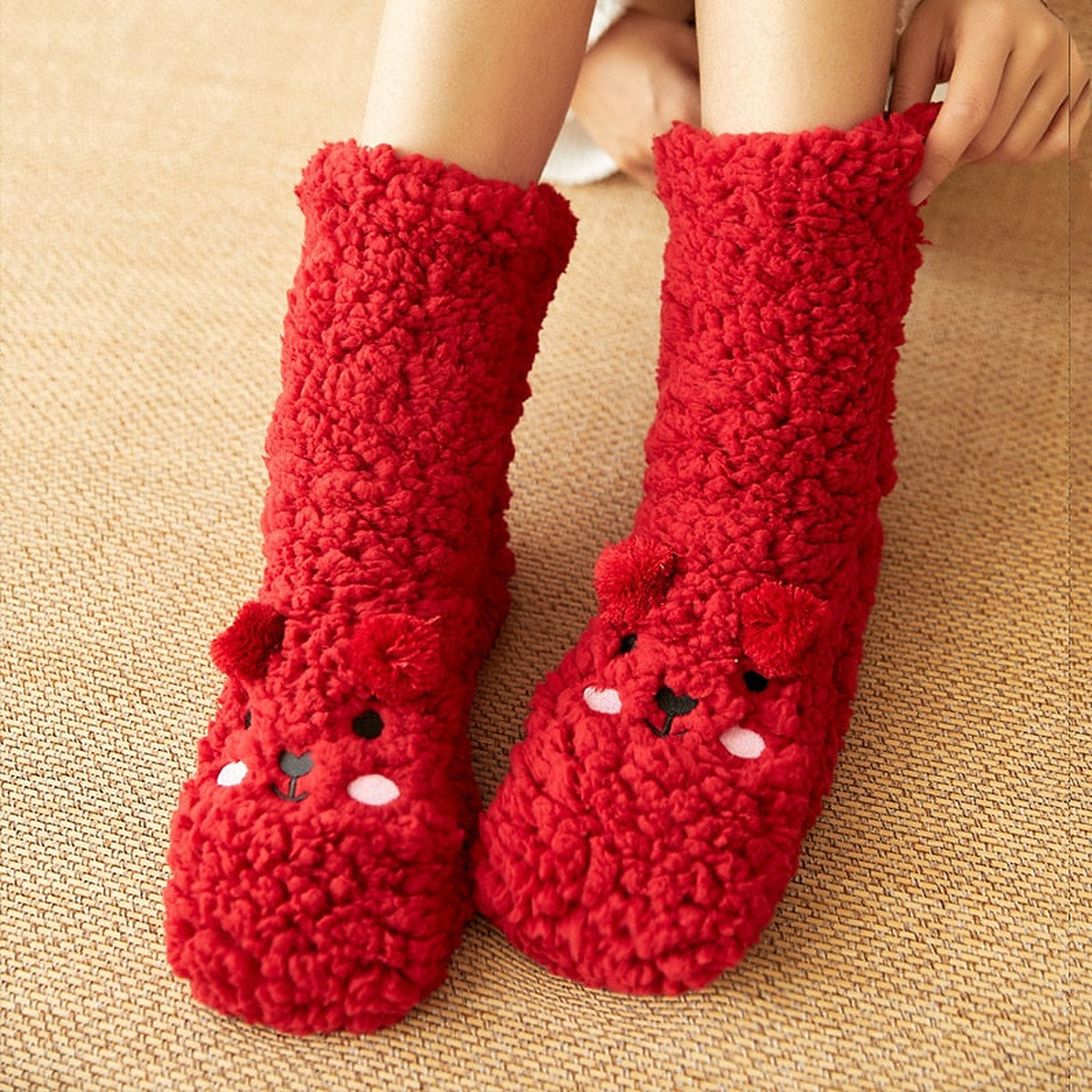 Chaussettes ourson rouges portées, texture bouclée vue de face
