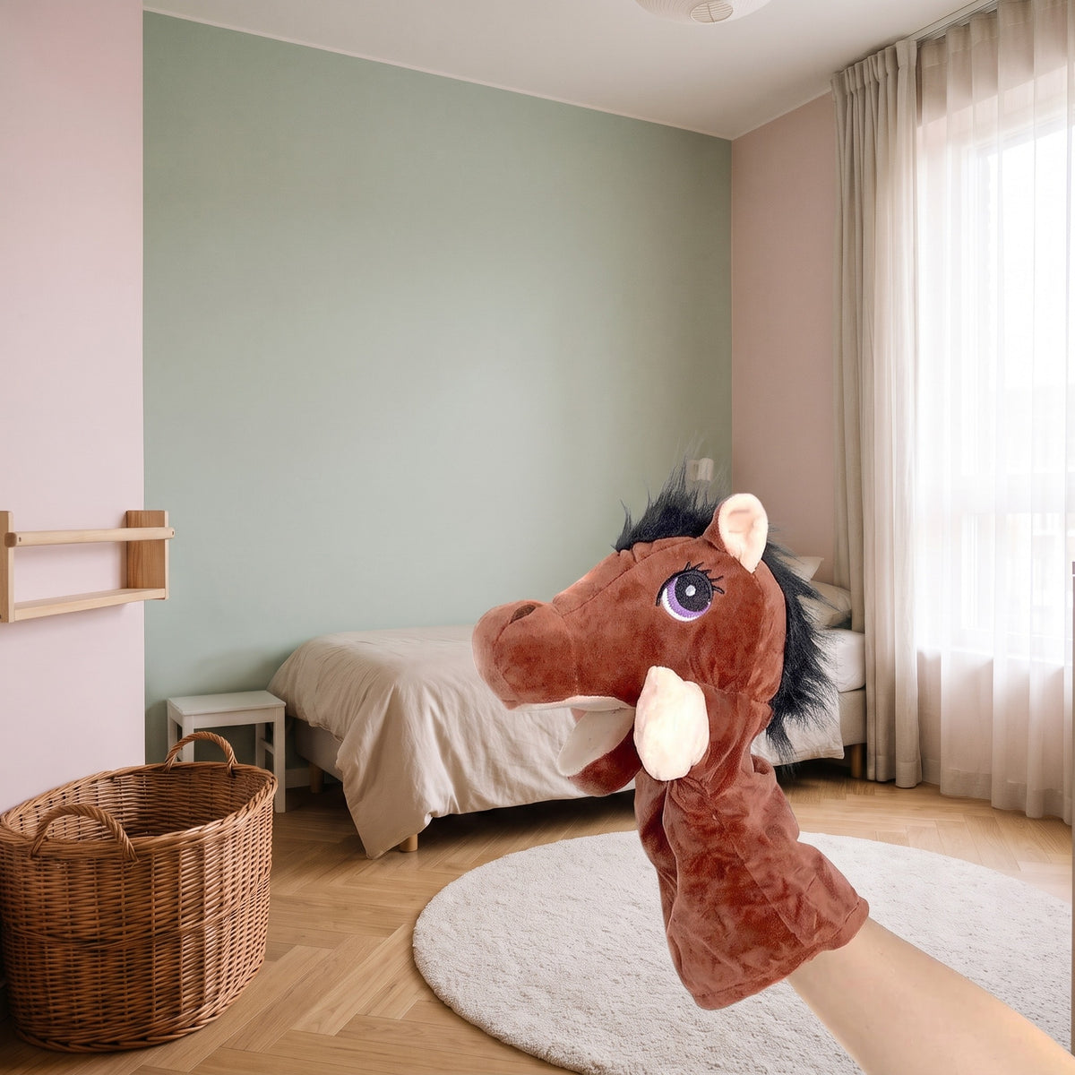 Marionnette à main cheval animée dans une chambre d’enfant
