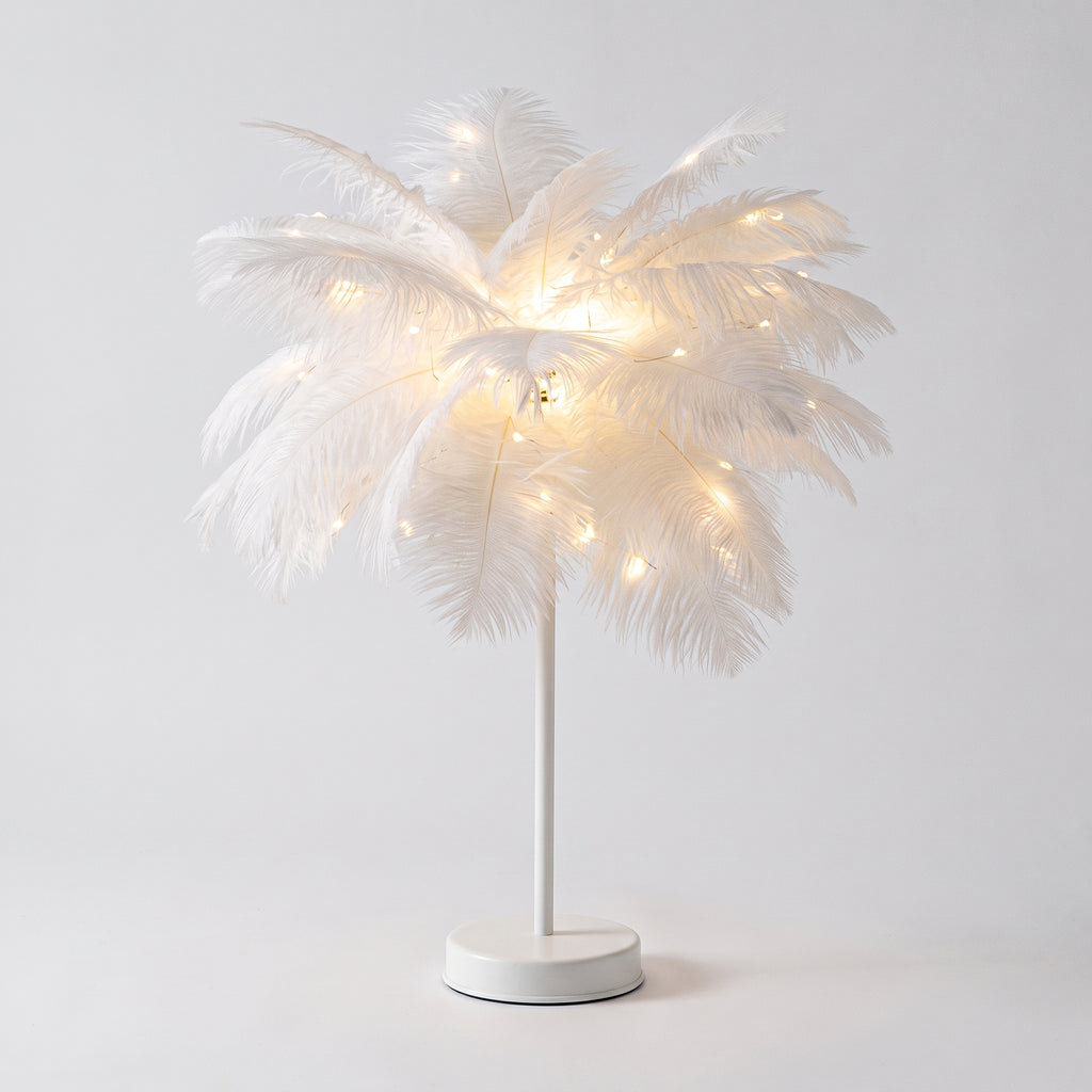 Lampe à plumes blanches entière, socle blanc, sur fond gris clair