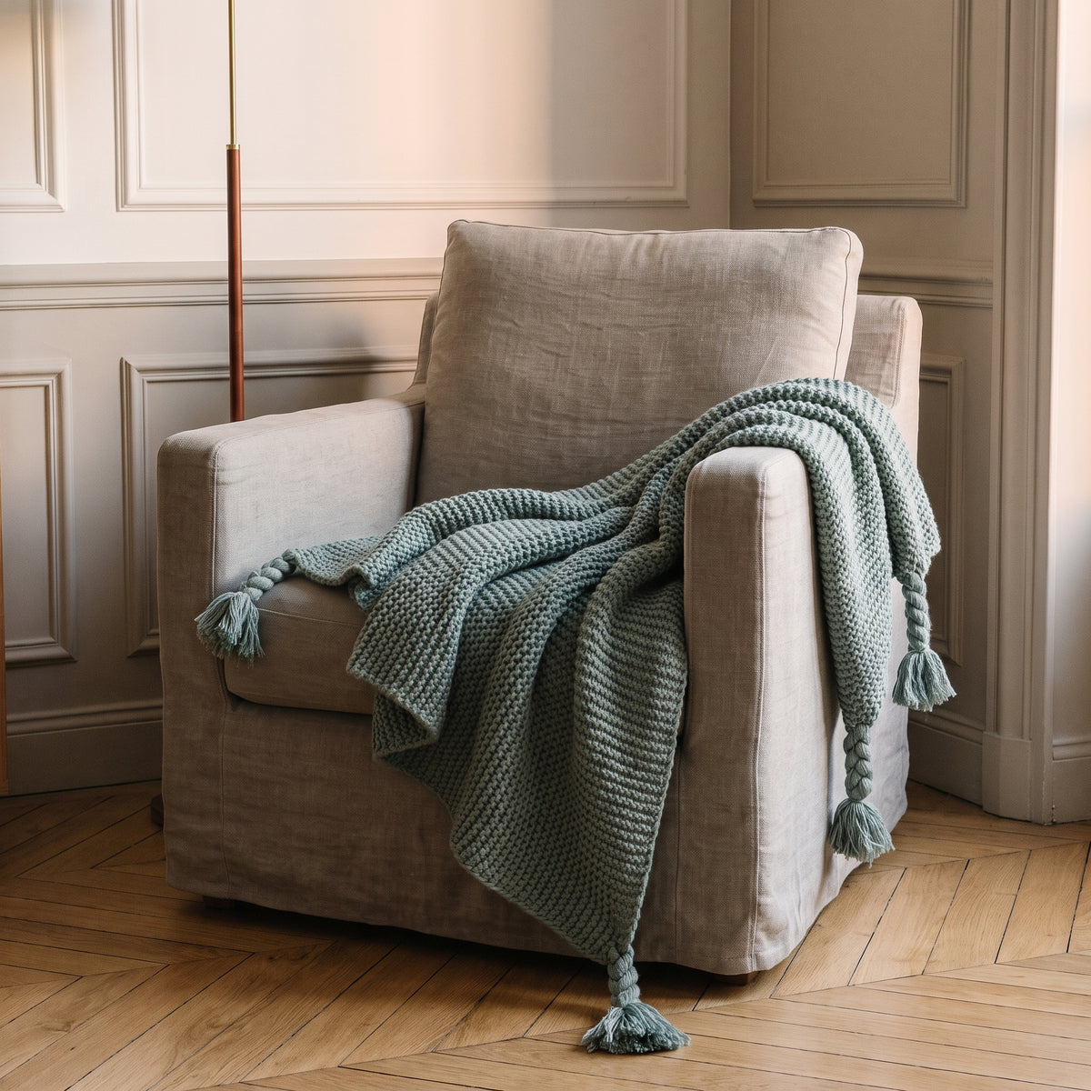 Plaid tricoté à franges, coloris Vert d'eau, dans un intérieur
