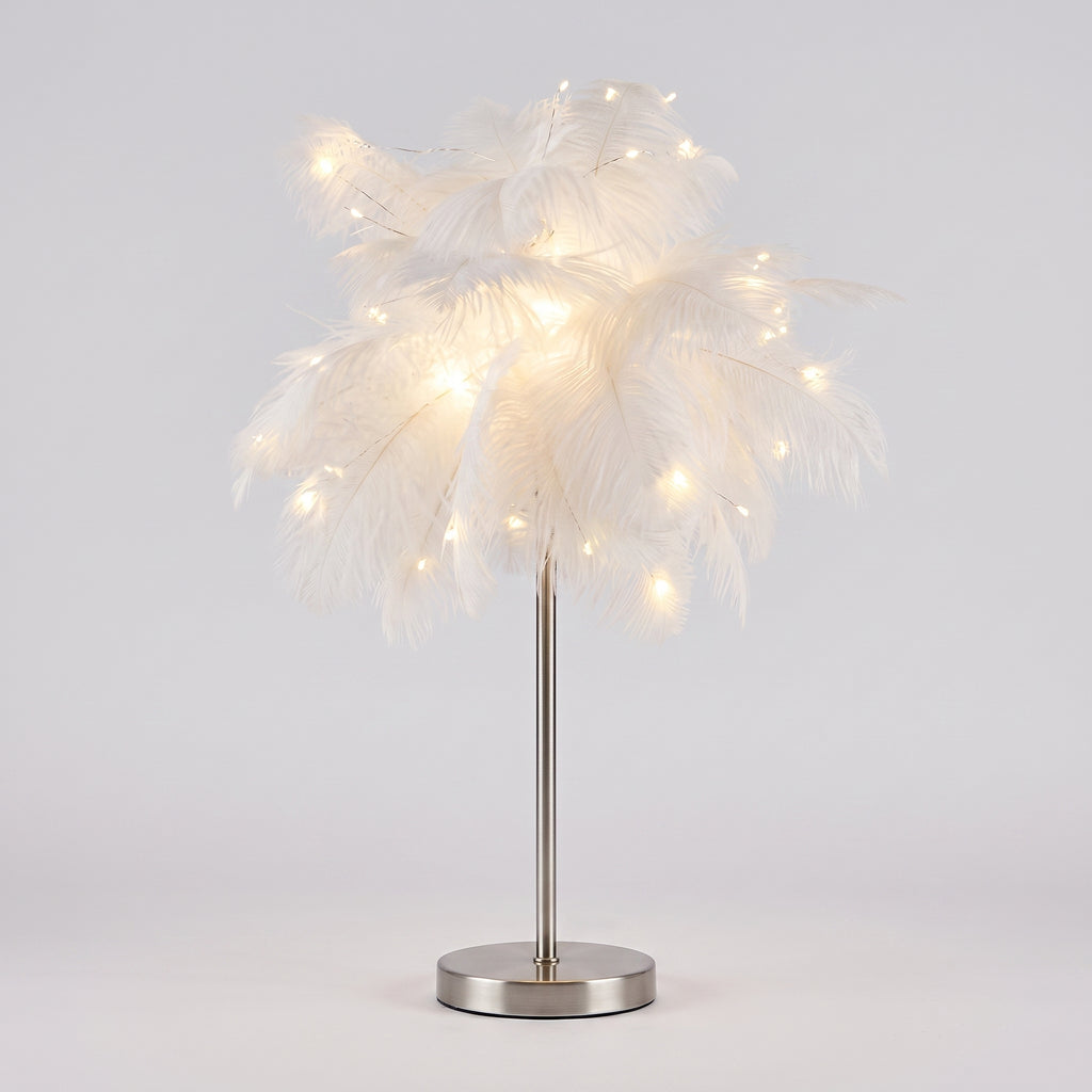 Lampe à plumes blanches entière, socle argenté, sur fond gris clair