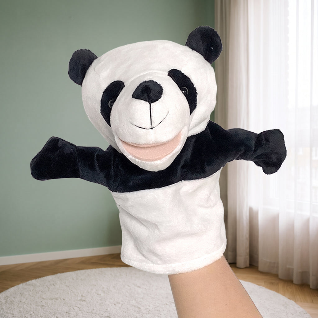 Marionnette à main panda animée dans une chambre d’enfant