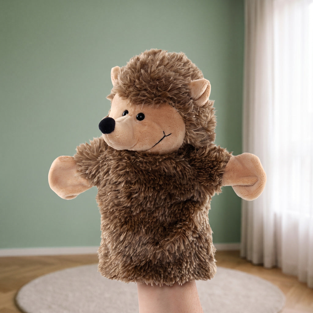 Marionnette à main hérisson animée dans une chambre d’enfant