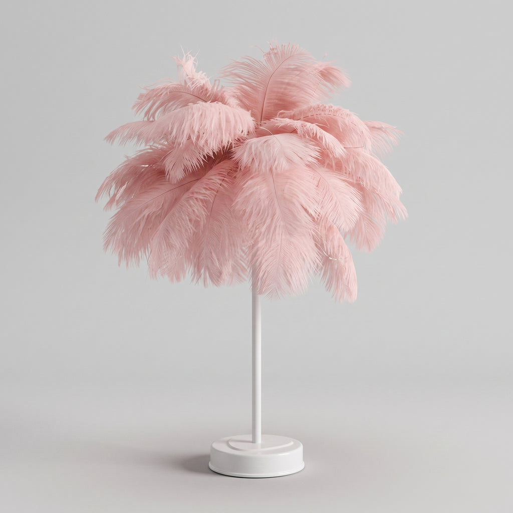Lampe à plumes roses entière, socle blanc, sur fond gris clair