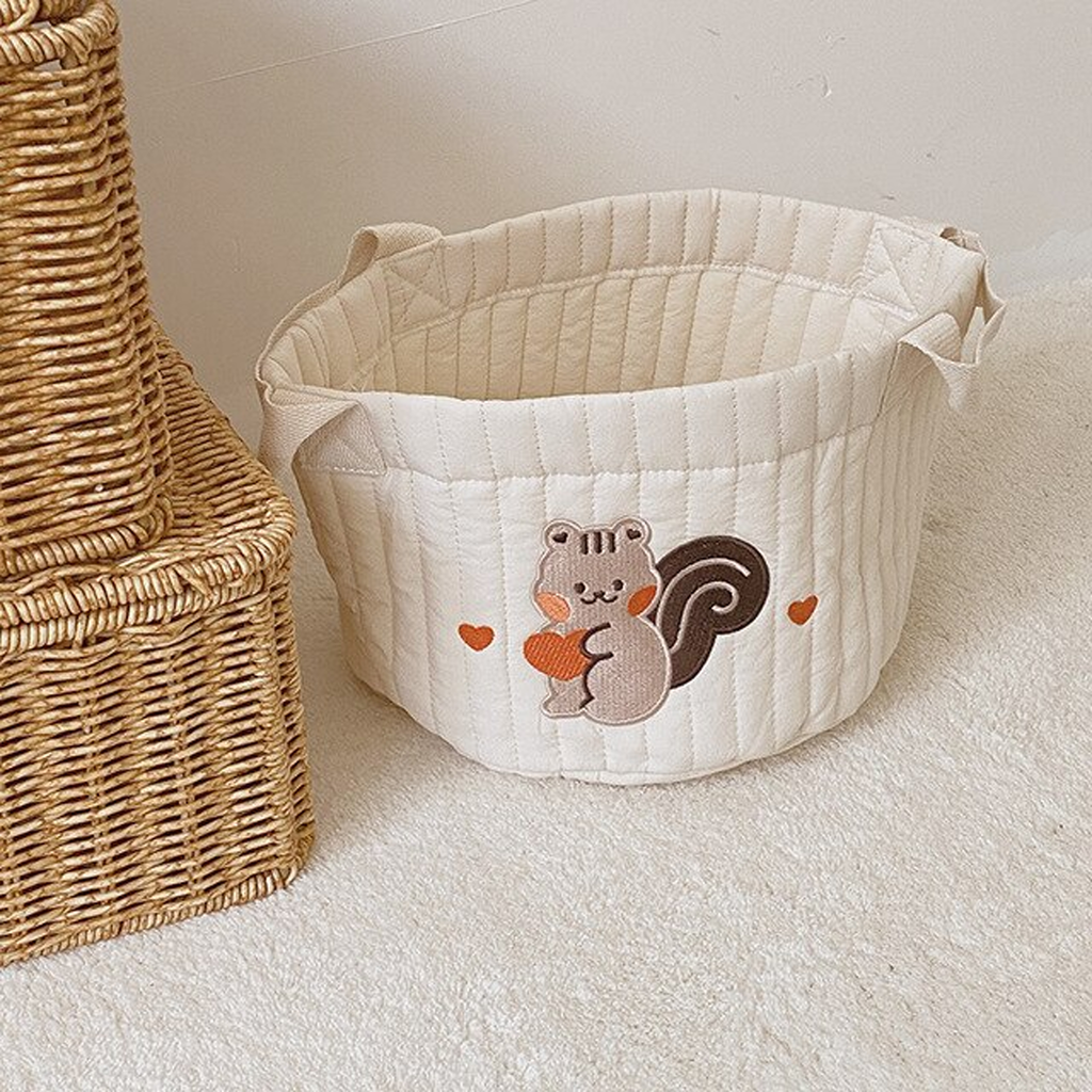 Panière à couches en coton brodé, format S, motif écureuil marron et cœurs, vue produit